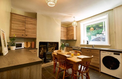 Wadsworth Casa | Traditional 3BR Home, 5-Min Walk to Hebden Centre
