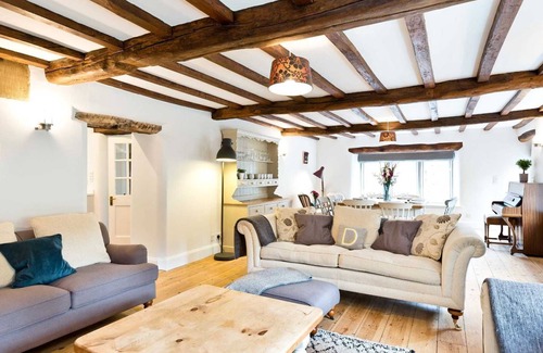 Ashford-in-the-Water Casa | Traditional 5 bedroom stone built farmhouse, near Monsal Trail and Bakewell.