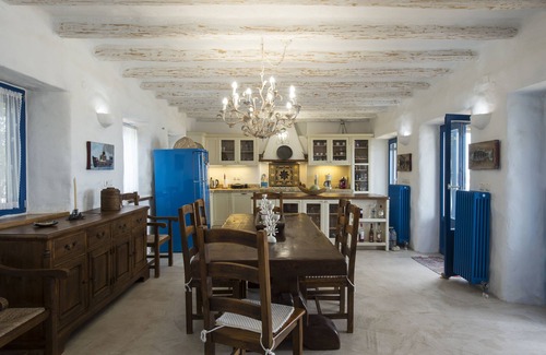 Parikia Villa | Villa tradicional de estilo cicládico frente al mar con piscina única y vista al atardecer