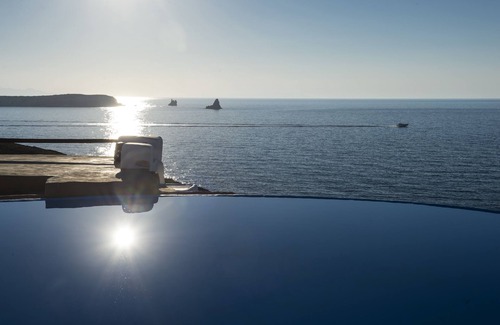 Parikia Villa | Villa tradicional de estilo cicládico frente al mar con piscina única y vista al atardecer