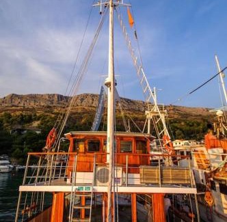 Old Town Alquiler De Eote | Traditional gulet with crew breakfast&lunch