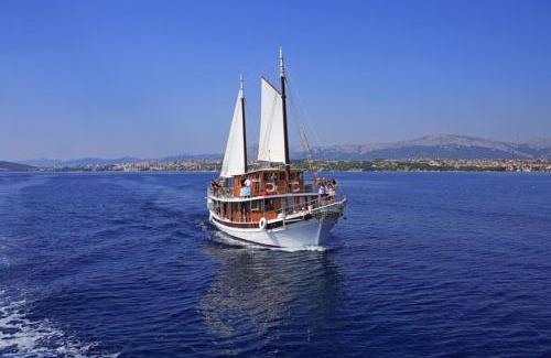 Old Town Alquiler De Eote | Traditional gulet with crew breakfast&lunch