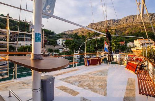 Old Town Alquiler De Eote | Traditional gulet with crew breakfast&lunch