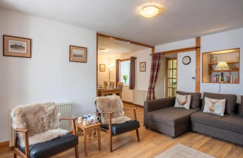 East Lewiston Casa | Traditional Highland Cottage Near Loch Ness