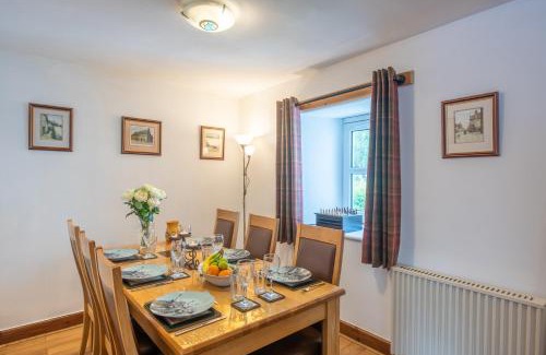 East Lewiston Casa | Traditional Highland Cottage Near Loch Ness