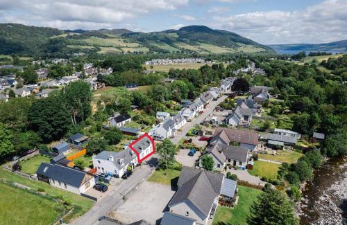 East Lewiston Casa | Traditional Highland Cottage Near Loch Ness
