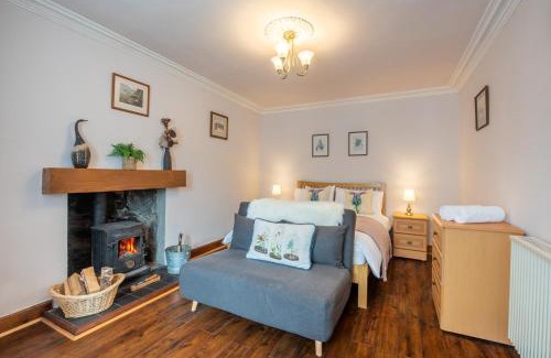 East Lewiston Casa | Traditional Highland Cottage Near Loch Ness