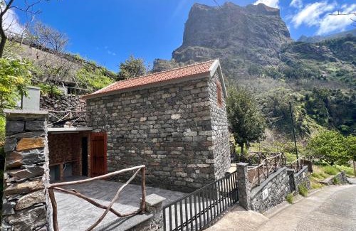 Curral das Freiras Casa | Traditional House