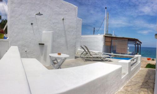 Mandrakia Casa | Traditional House by the Sea