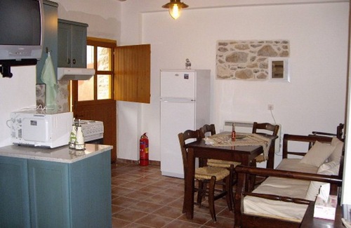 Faistos Cabaña | TRADITIONAL LOFT STYLE STONE HOUSE WITH CARACTER