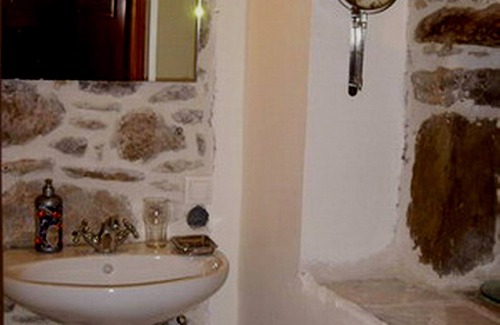 Faistos Cabaña | TRADITIONAL LOFT STYLE STONE HOUSE WITH CARACTER