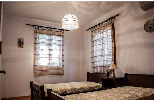 Paleros Villa | Tradicional, villa frente al mar, a pocos pasos de la playa.