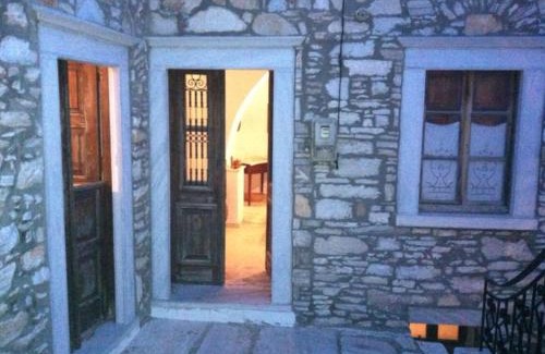 Aperathos Casa | Traditional stone house with panoramic mountain view