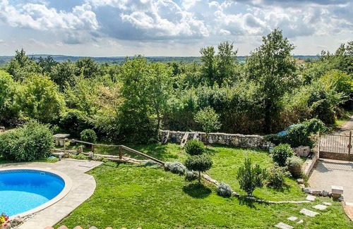 Zminj Cabina | Preciosa casa de estilo rústico está ubicada en lo alto de una colina