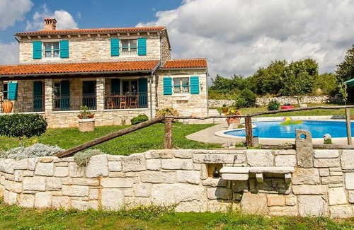 Zminj Cabina | Preciosa casa de estilo rústico está ubicada en lo alto de una colina