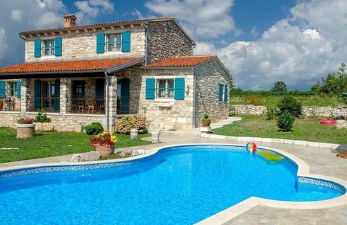 Zminj Cabina | Preciosa casa de estilo rústico está ubicada en lo alto de una colina