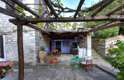 Parthenonas Cabaña | Casa de campo tradicional, construida en piedra, de los años 1930, renovada con vista al mar y al atardecer.