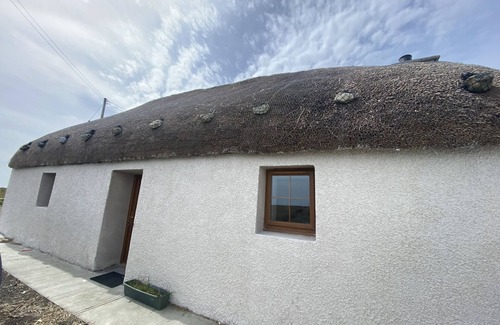Benbecula Cabaña | Traditional thatched cottage- An Taigh Dubh