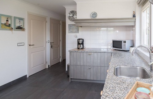 Baarland Casa | Traditionally built house on the coast of Baarland