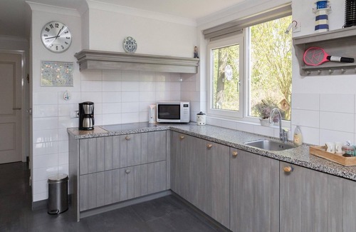 Baarland Casa | Traditionally built house on the coast of Baarland