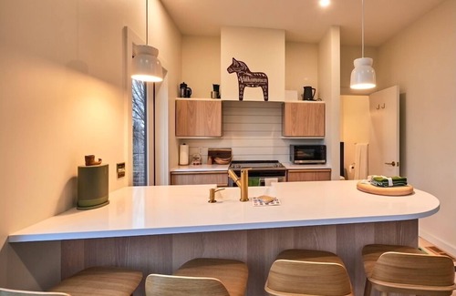 North Hero Casa | Tradstuga: tree cottage
