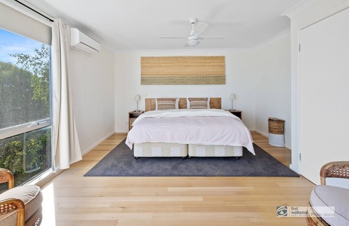 Rhyll Casa | Trafalgar Retreat, great views, spacious, boat parking, walk to Rhyll beach