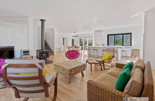 Rhyll Casa | Trafalgar Retreat, great views, spacious, boat parking, walk to Rhyll beach