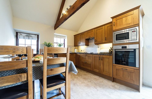 Newton Grange Cabaña | Trail View Sleeps 4 (2 habitaciones) Acceso a granero convertido a High Peak Trail