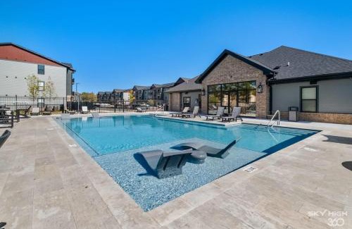 Rogers Apartamento | Trails End Here, Pool, King Beds, Gym, Lux Apt