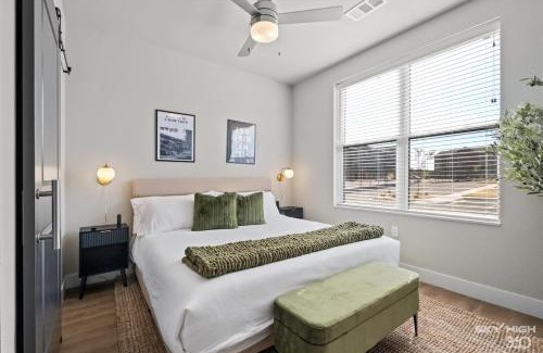 Rogers Apartamento | Trails End Here, Pool, King Beds, Gym, Lux Apt
