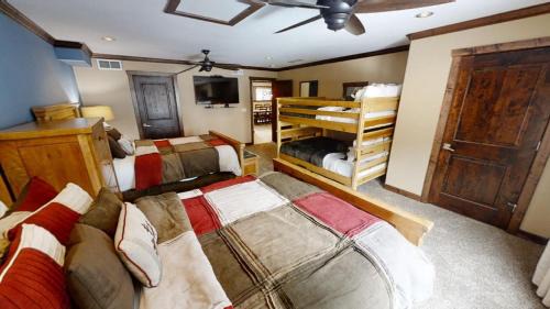 Red River Casa | Trails End - Hot Tub - WiFi - Fireplace - Washer -Dryer - Fenced In Backyard