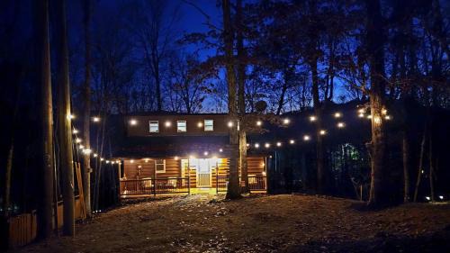 Stanton Casa | Trailseeker Cabin w King Bed Hot Tub at Red River Gorge Natural Bridge