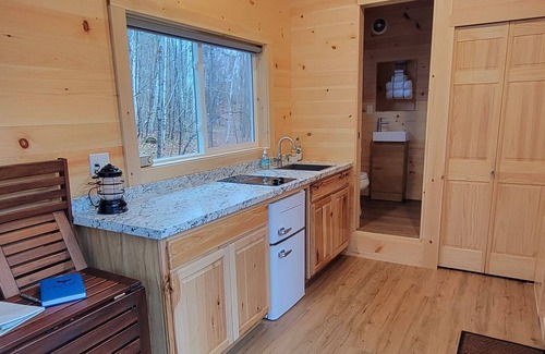 Dorchester Apartamento | Trailside Stays - Tiny House in the Woods-Escape to Nature. Blue Jay