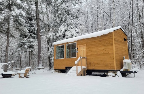 Dorchester Apartamento | Trailside Stays - Tiny House in the Woods-Escape to Nature. Blue Jay