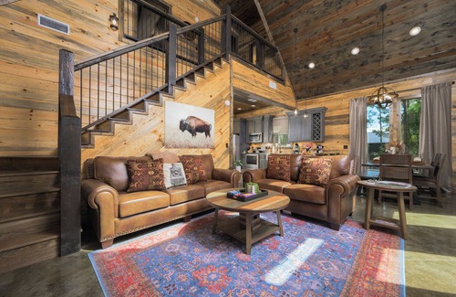 Pickens Cabina | Train Station Cabin - Sleeps 10 - Arcade - Hot Tub, Outdoor Fun & EV Plug