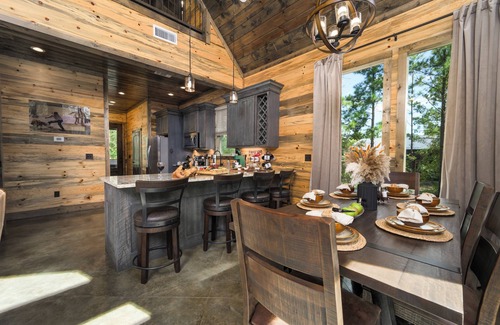Pickens Cabina | Train Station Cabin - Sleeps 10 - Arcade - Hot Tub, Outdoor Fun & EV Plug