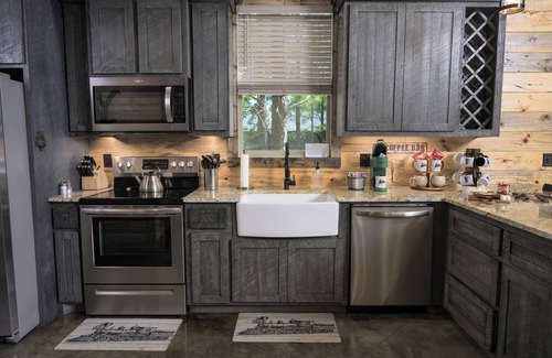 Pickens Cabina | Train Station Cabin - Sleeps 10 - Arcade - Hot Tub, Outdoor Fun & EV Plug