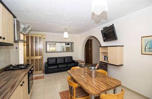 Santa Maria Estate Villa | Santa María Villa Apartamento (B) comparten piscina, 2 dormitorios, con capacidad para 5, WiFi