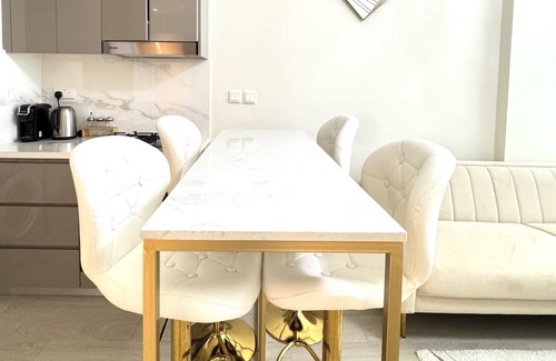 Nad Al Sheba Apartamento | Tranquil 1BR Escape With Pool View in Meydan