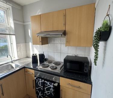 Hainault Apartamento | Tranquil 1BR in Hainault