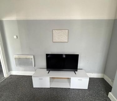 Hainault Apartamento | Tranquil 1BR in Hainault