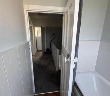 Hainault Apartamento | Tranquil 1BR in Hainault