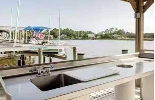 Gulf Park Estates Condominio | Tranquil 2-bedroom condo in Ocean Springs with fitness room, WiFi