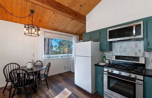 Upper Moonridge Casa | Tranquil 2-bedroom house with Peakaboo views of lake and slope in Big Bear