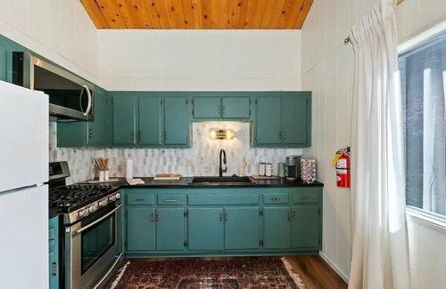 Upper Moonridge Casa | Tranquil 2-bedroom house with Peakaboo views of lake and slope in Big Bear