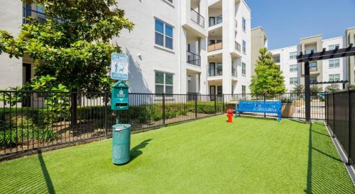 Dallas Apartamento | Tranquil 2BR I Pool I Gym I Parking I Workspace
