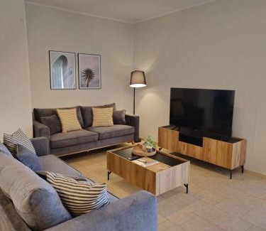 Petralona Apartamento | Tranquil 2BR Penthouse Petralona