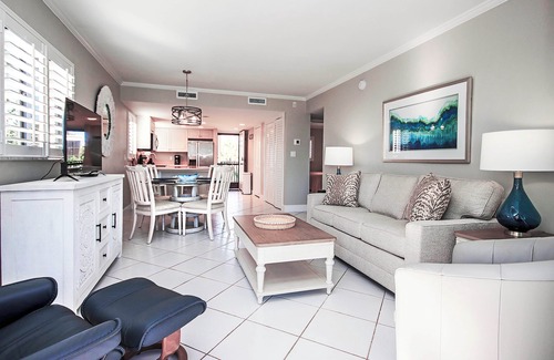 Shell Harbor Condominio | Tranquil 2nd floor beachfront condo on Sanibel Island - Sandalfoot 2A2
