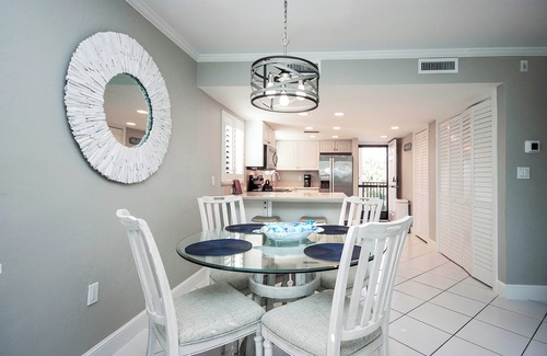 Shell Harbor Condominio | Tranquil 2nd floor beachfront condo on Sanibel Island - Sandalfoot 2A2
