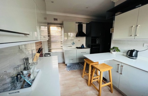 Lusaka Casa | Tranquil 3-bedroom house with WiFi in Lusaka, New Kasama and power backup
